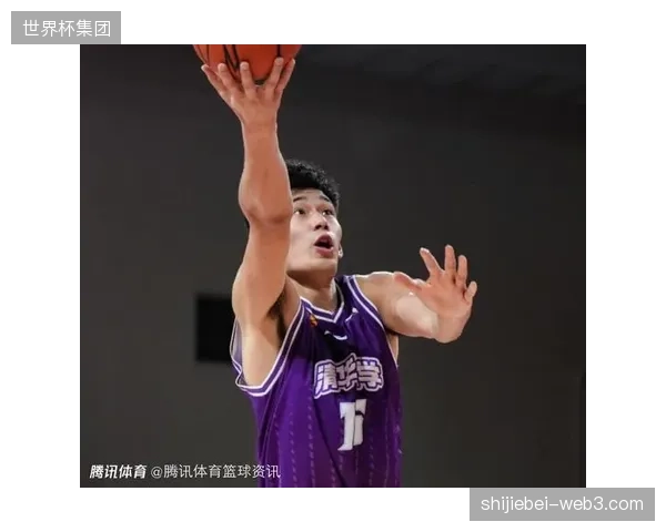福建队状元杨曦皓展现全能锋线潜质，其远投和盖帽能力成为球队重点培养方向